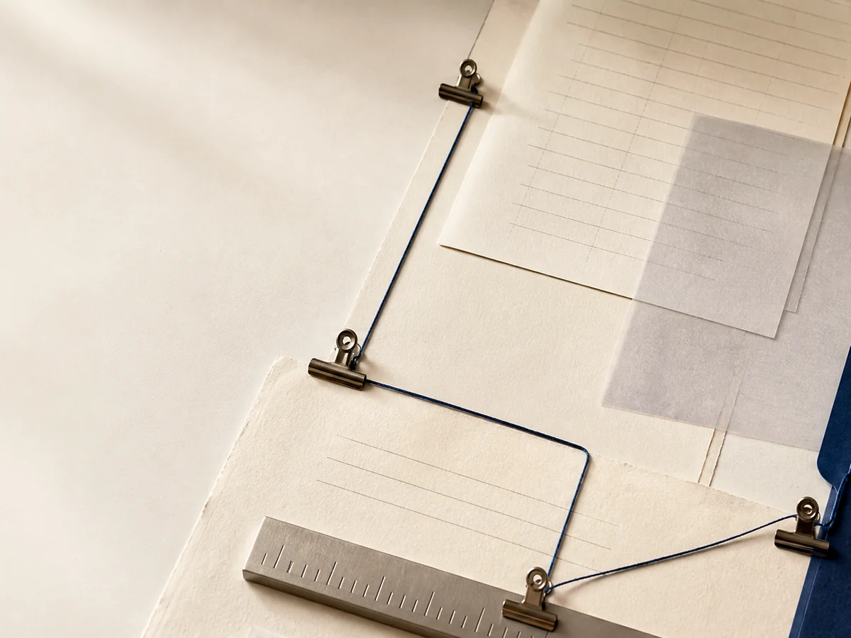黑料网编辑口径示意图,深蓝档案夹、修订标记与时间节点组成原创资料整理结构